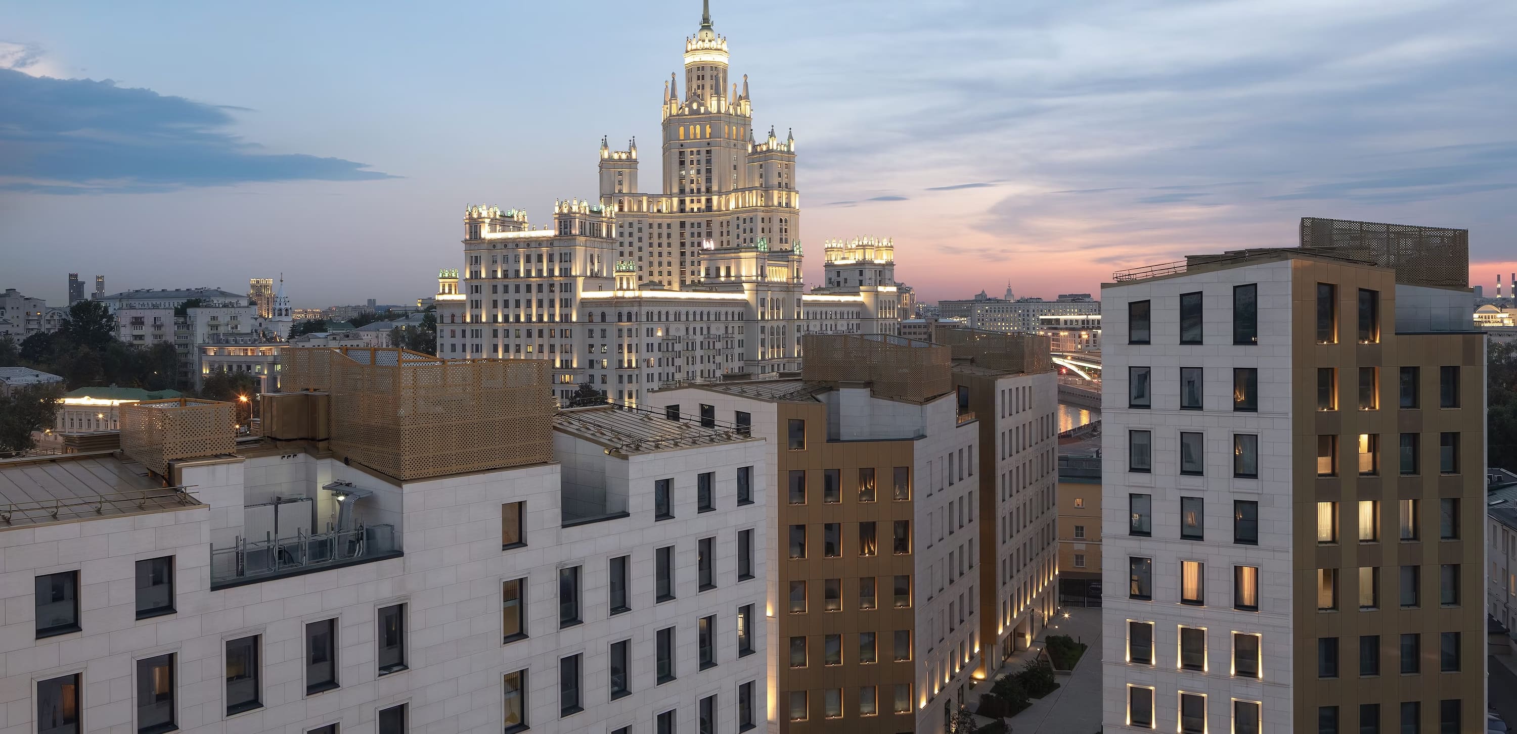 Клубные дома TITUL в вечерней панораме Москвы