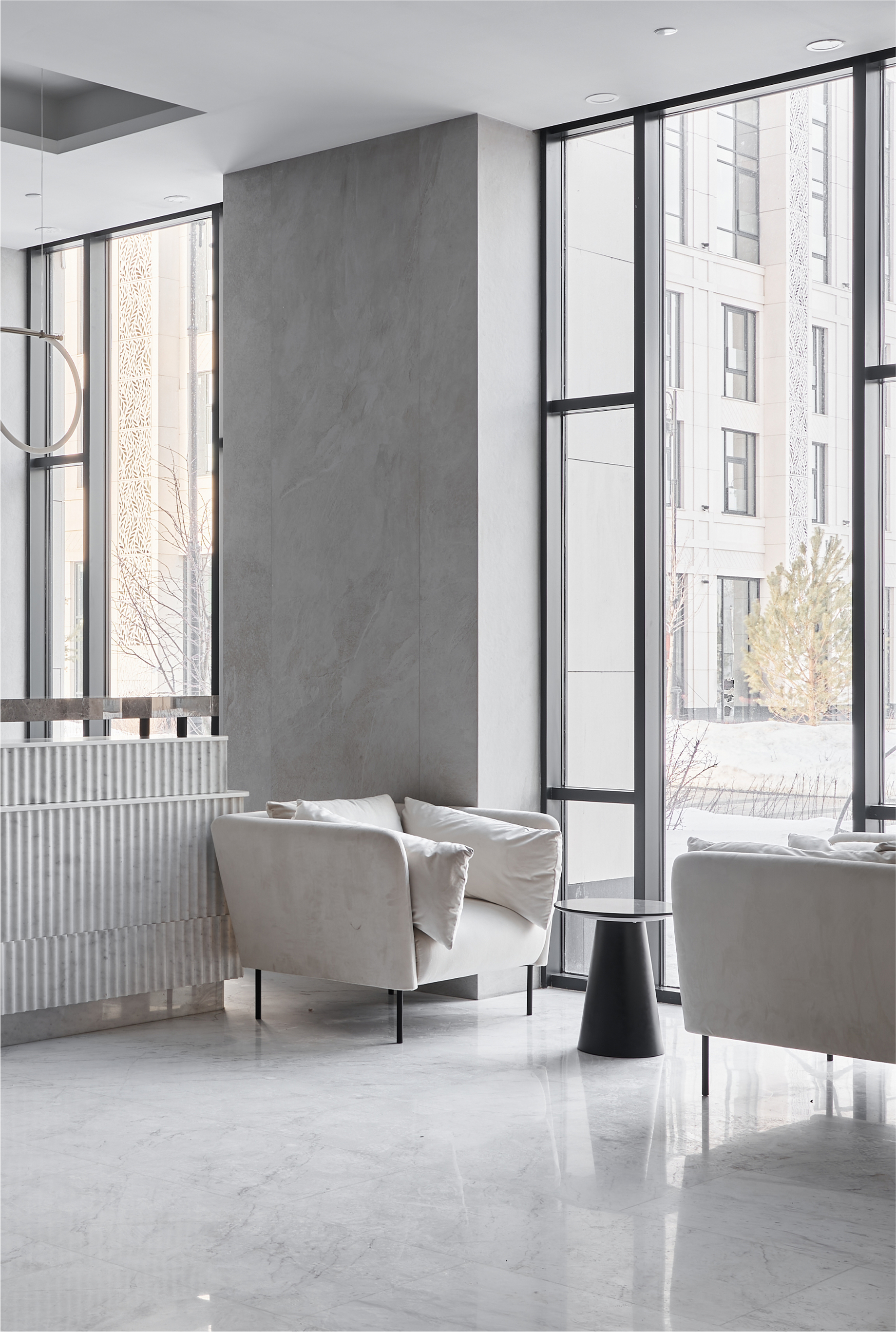 Светлое лобби Dream Towers с панорамными окнами