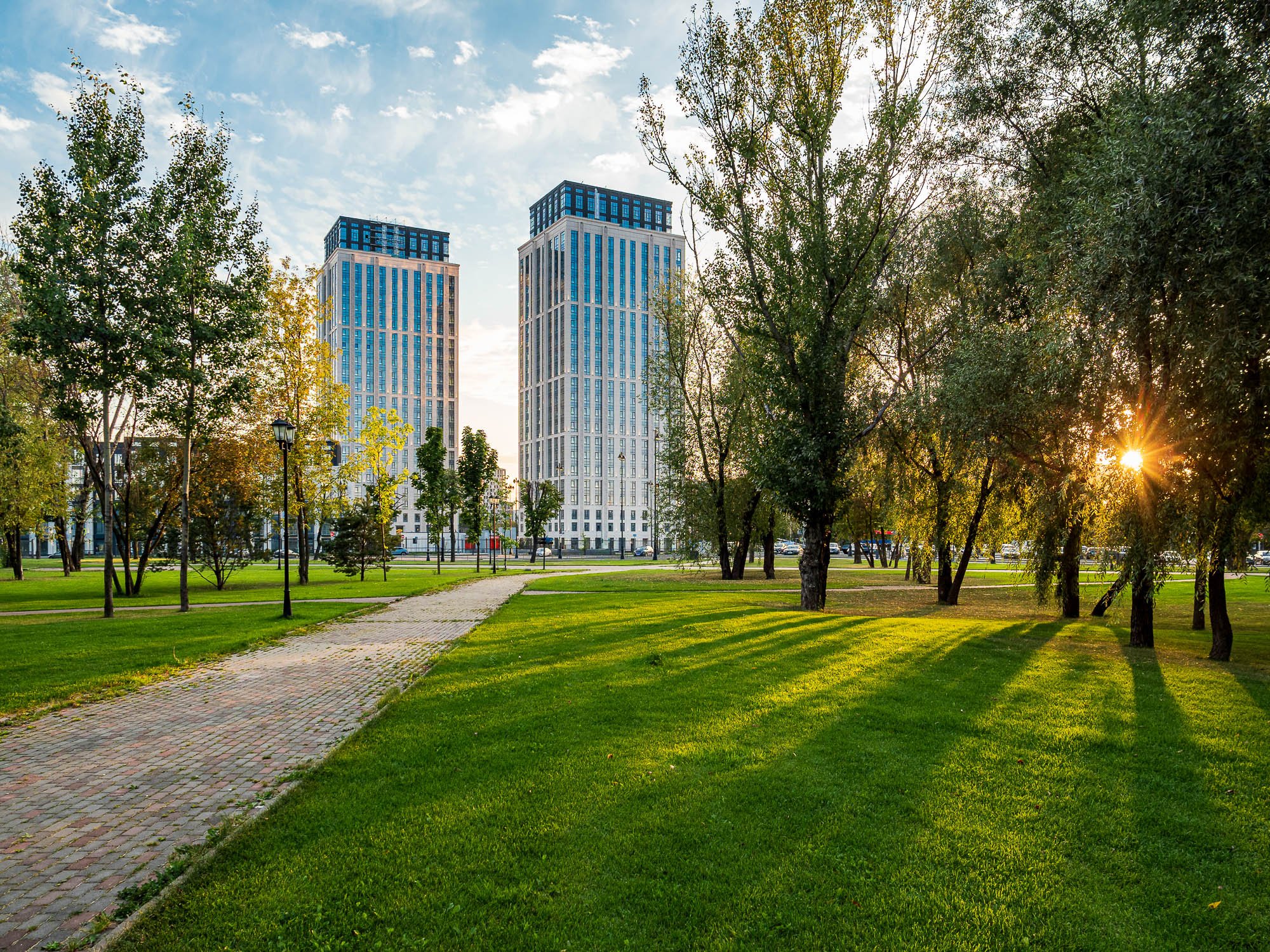 Башни Dream Towers среди деревьев в Нагатинском Затоне