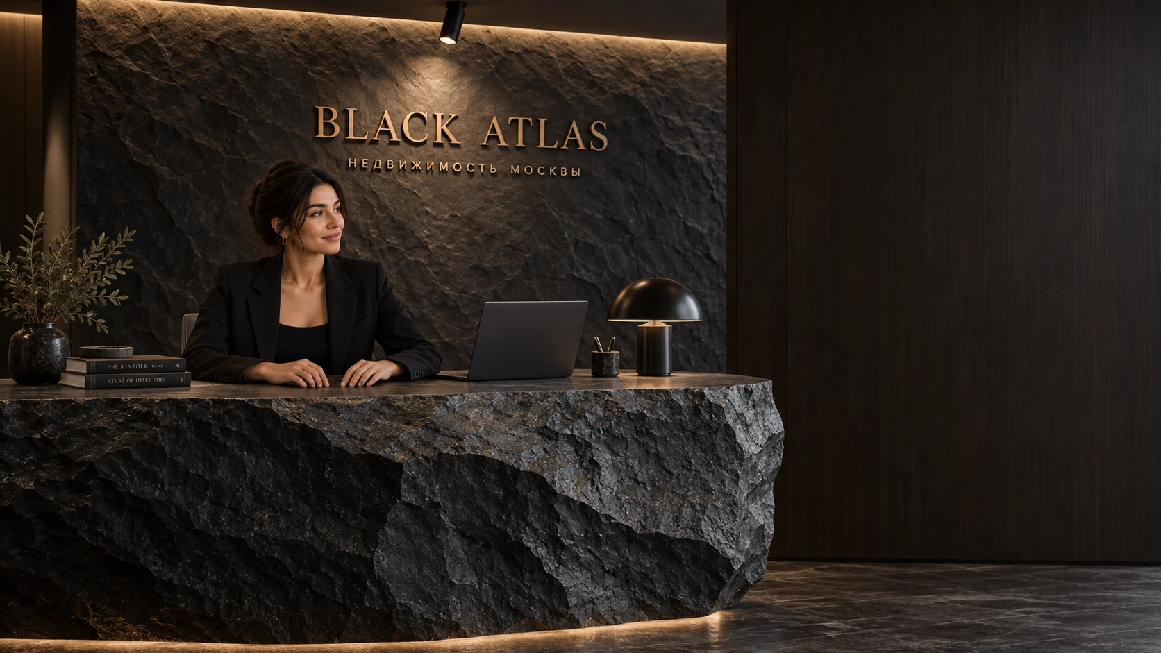 Художественный интерьер BLACK ATLAS: девушка за каменной стойкой ресепшена