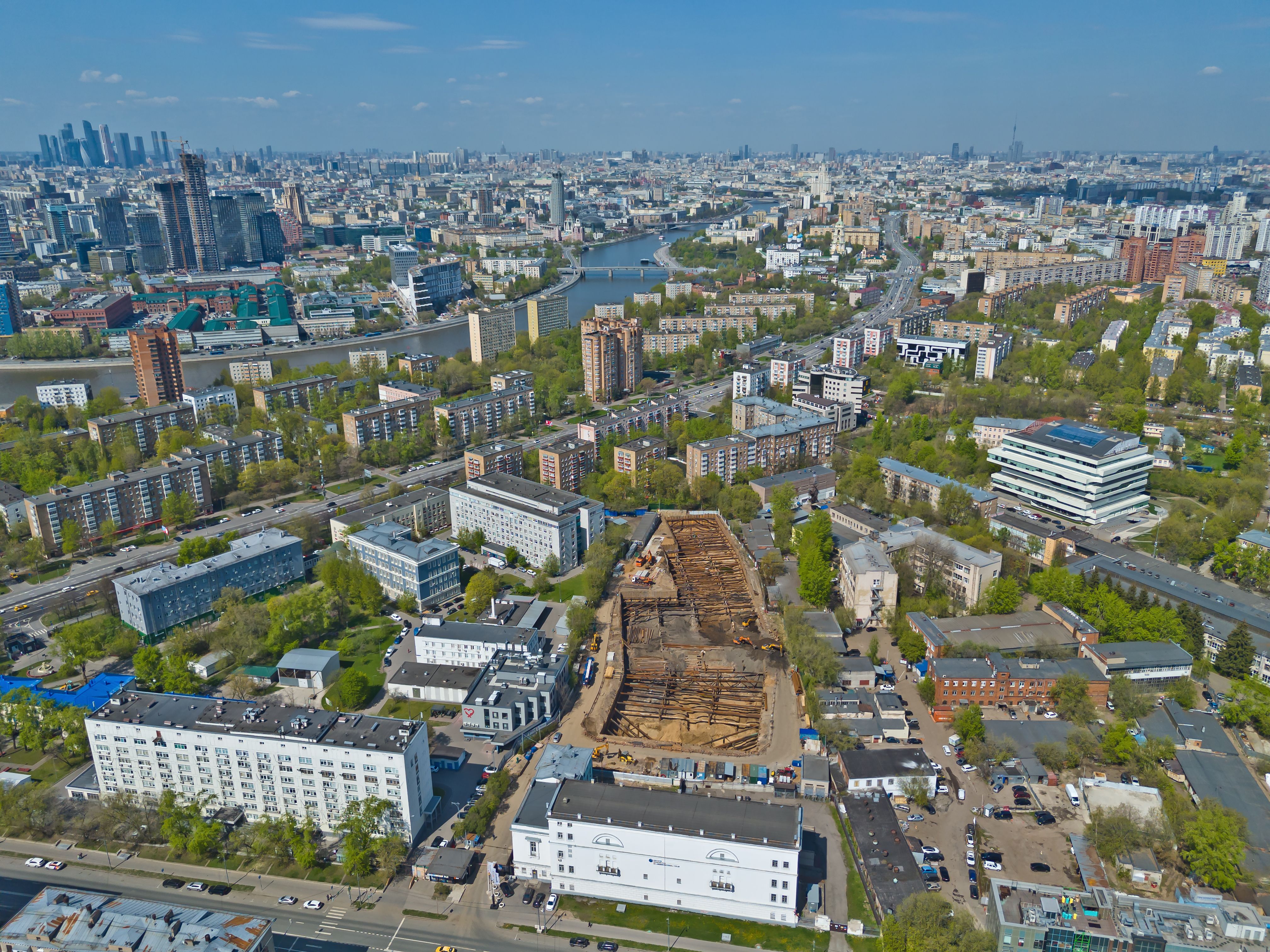 Общий вид котлована ЖК с панорамой города · 2026-05-05